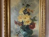 un tableau de fleurs dans un vase sur le mur