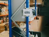 de nombreux articles entassés dans un entrepôt
