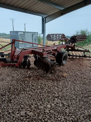 un tracteur qui se trouve au milieu d'un tas de gravier