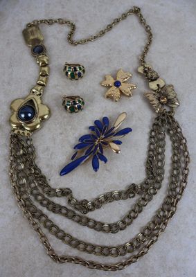 un gros plan d'un collier orné de nombreux bijoux