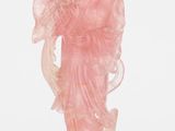 figurine en jade rose sculptée représentant une femme tenant une fleur