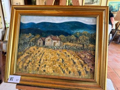 une image d'un tableau sur une table dans une pièce
