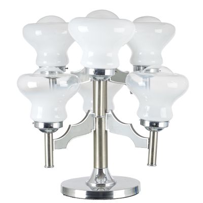 une photo d'une lampe de table sur laquelle sont posées cinq lampes