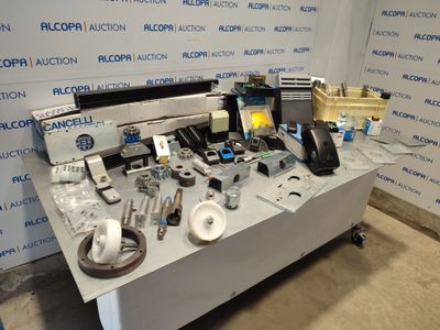 une table sur laquelle se trouvent de nombreux outils, dans une pièce