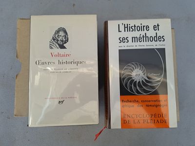 deux livres posés l'un à côté de l'autre sur une table