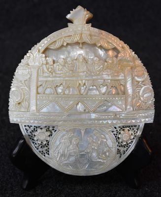 une boîte ancienne en ivoire sculpté, surmontée d'un oiseau