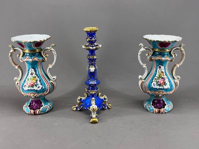 Deux vases bleus sont posés l'un à côté de l'autre sur une table