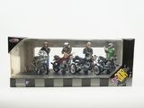 cinq figurines représentant des personnes à moto, dans une boîte