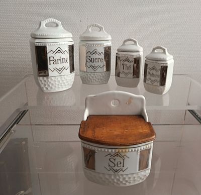 une vitrine en verre sur laquelle sont posés quelques bocaux et récipients