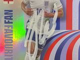 La carte de football comporte la photo d'un footballeur.