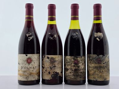 trois bouteilles de vin sont alignées sur une table
