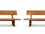 deux bancs en bois assis l'un à côté de l'autre sur une surface blanche