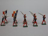 sept figurines représentant des hommes en uniforme, tenant des drapeaux et alignés en rang