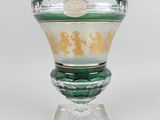 un vase vert et blanc orné d'un motif doré