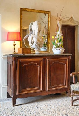 une photo d'un salon avec une statue posée sur le buffet
