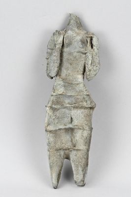 une image représentant une statue d'une personne coiffée d'un chapeau