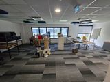 une image d'une pièce où il y a beaucoup de travaux en cours