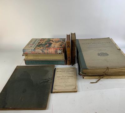plusieurs livres sont empilés sur une table