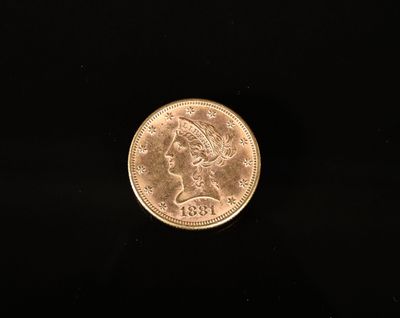 gros plan d'une pièce de monnaie sur une surface noire