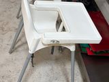 trois chaises blanches et une table dans une cuisine