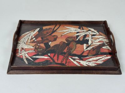 une image représentant un plateau en bois orné d'une peinture représentant des oiseaux
