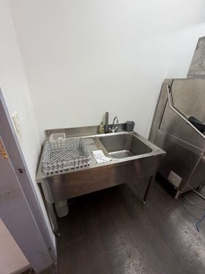 une cuisine avec un évier et une cuisinière