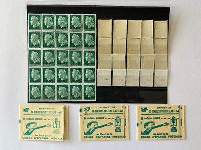 Plusieurs timbres différents sont exposés dans un écrin noir