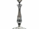 une bougie en argent posée sur une table