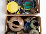 deux boîtes remplies de différents types de vases