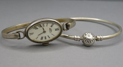 un bracelet en argent avec une montre et un bracelet orné d'une perle