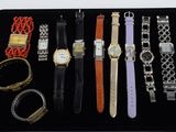 un plateau noir sur lequel sont disposées diverses montres et bracelets