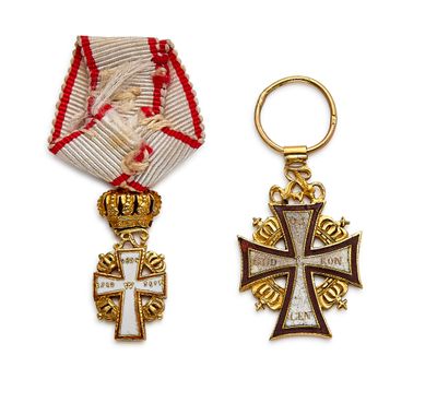 deux médailles et une croix sur fond blanc