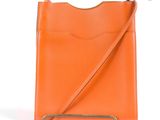 un sac à main orange muni d'une bandoulière, sur fond blanc