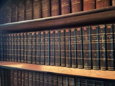 les nombreux livres qui se trouvent sur les étagères de la bibliothèque