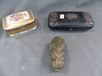 deux petites boîtes et une petite boîte posées sur une table
