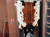 une image représentant un réfrigérateur sur lequel est posé un cuir de vache
