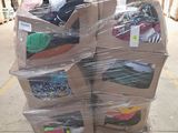 un chariot chargé de nombreuses paires de chaussures dans un entrepôt