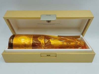 une boîte ouverte contenant une bouteille de vin