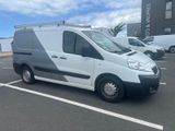 une camionnette blanche garée dans un parking
