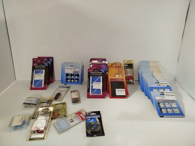 de nombreux types d'appareils électroniques sur la table