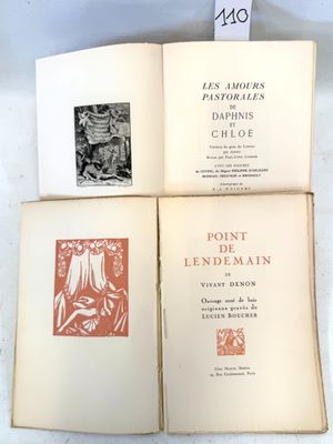 trois livres sont empilés sur une table