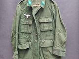 une veste militaire verte ornée d'un oiseau blanc