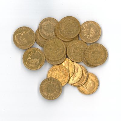 une pile de pièces d'or sur une surface blanche