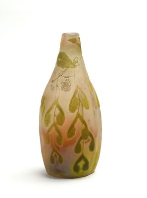 un vase en verre avec un motif sur une surface blanche