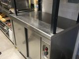 une cuisine équipée de plans de travail et d'étagères en acier inoxydable