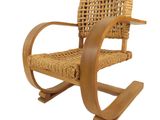 un fauteuil à bascule en bois avec une assise tressée