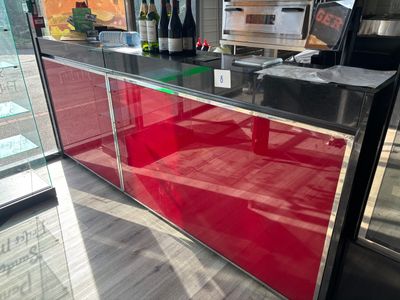 une photo d'un comptoir rouge dans un restaurant