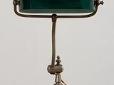 une photo d'une lampe de bureau avec un abat-jour vert