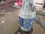un vase bleu et blanc posé sur une table en verre