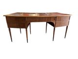 une photo d'un bureau en bois avec un plateau en marbre